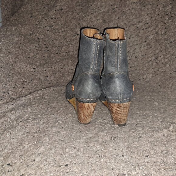 THE ART COMPANY-Detailed Wood Wedge Heel Booties-Gray Nubuck-Sz 37-EXCELLENT - Picture 6 of 8